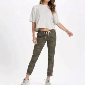 Vuori Women's Ripstop Jogger Pant SZ SMALL in Camouflage Oregano Green